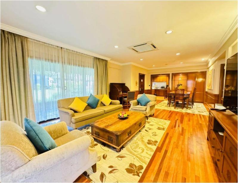 Cyberview Resort & Spa Cyberjaya Extérieur photo A living room in a suite at the hotel