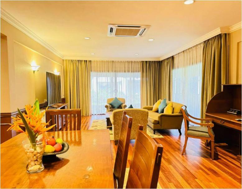 Cyberview Resort & Spa Cyberjaya Extérieur photo Living room of a suite at the hotel