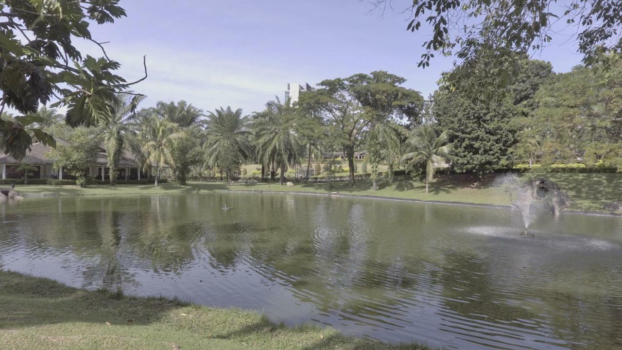 Cyberview Resort & Spa Cyberjaya Extérieur photo View of the lake